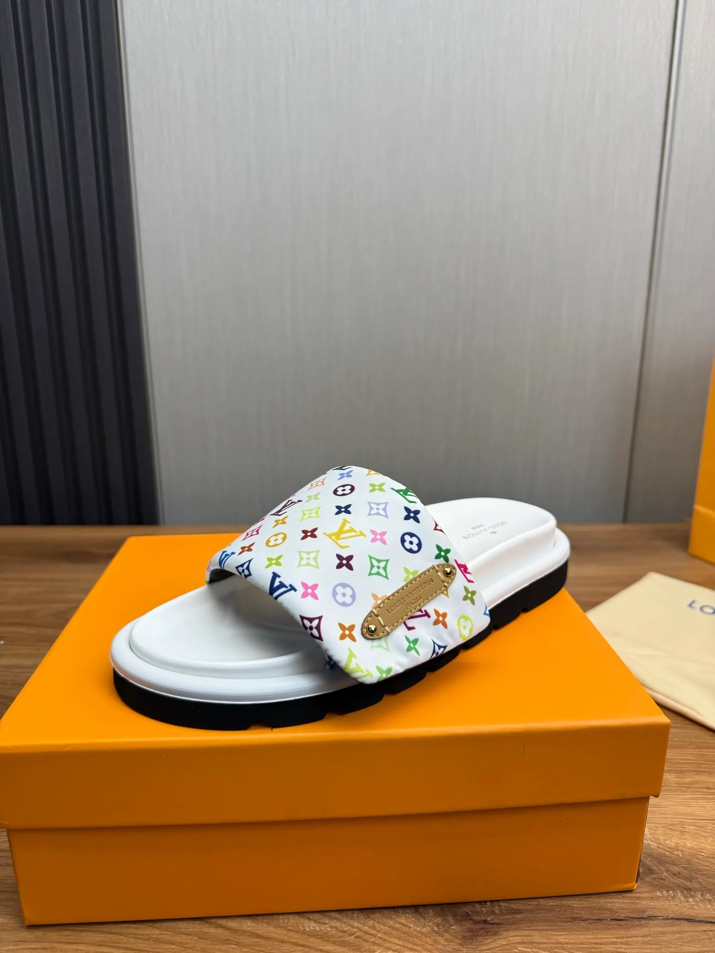 Men's shoes 💰360💰 Lv. hot selling men's slippers 🔥 🩴Official website one to one production 38-45 sizes 45 46 🉑️Customized!